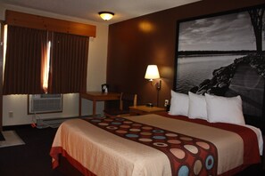 Quarto, 1 cama Queen, acessível, para não fumantes (Bathtub w/ Grab Bars, Pet Friendly) | Escrivaninha, espaço de trabalho para notebook, cortinas blackout