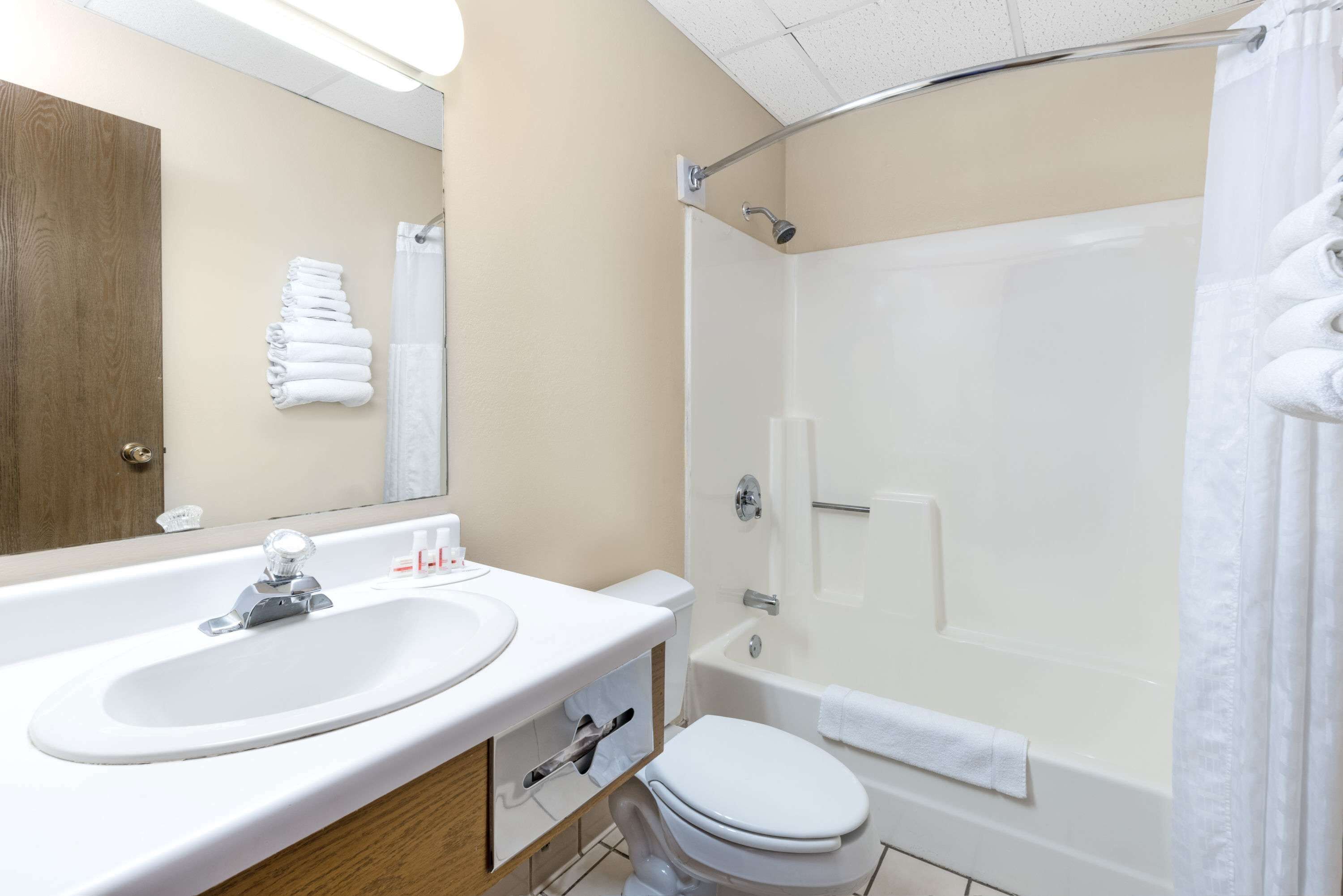 Ein Badezimmer mit Waschbecken, Toilette und Dusche.