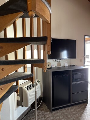 Suite, 1 King Bed, Hot Tub | Living area | 32-inch TV with cable channels