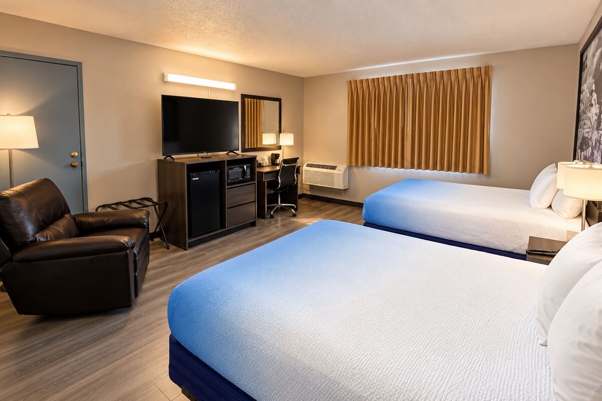 Room, Accessible | Peralatan tempat tidur premium, meja, ruang kerja komputer riba 