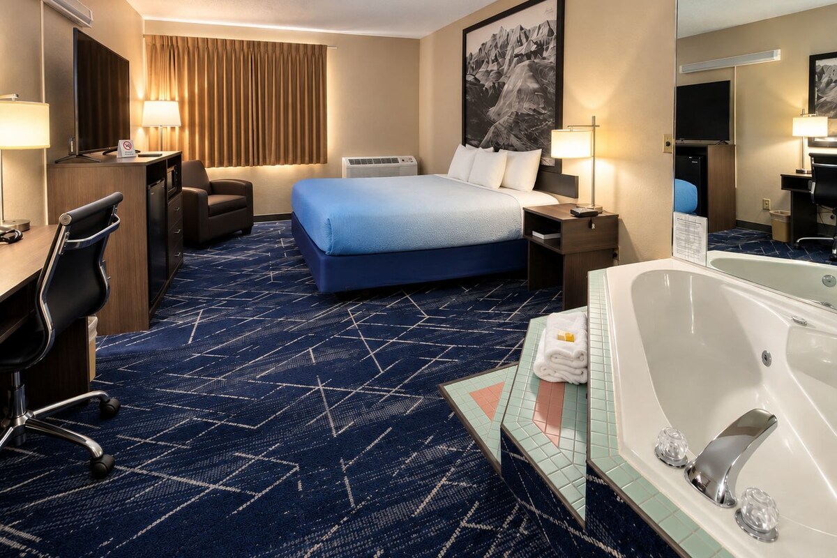 Suite, 1 Katil Ratu (Queen), Jetted Tub | Peralatan tempat tidur premium, meja, ruang kerja komputer riba 
