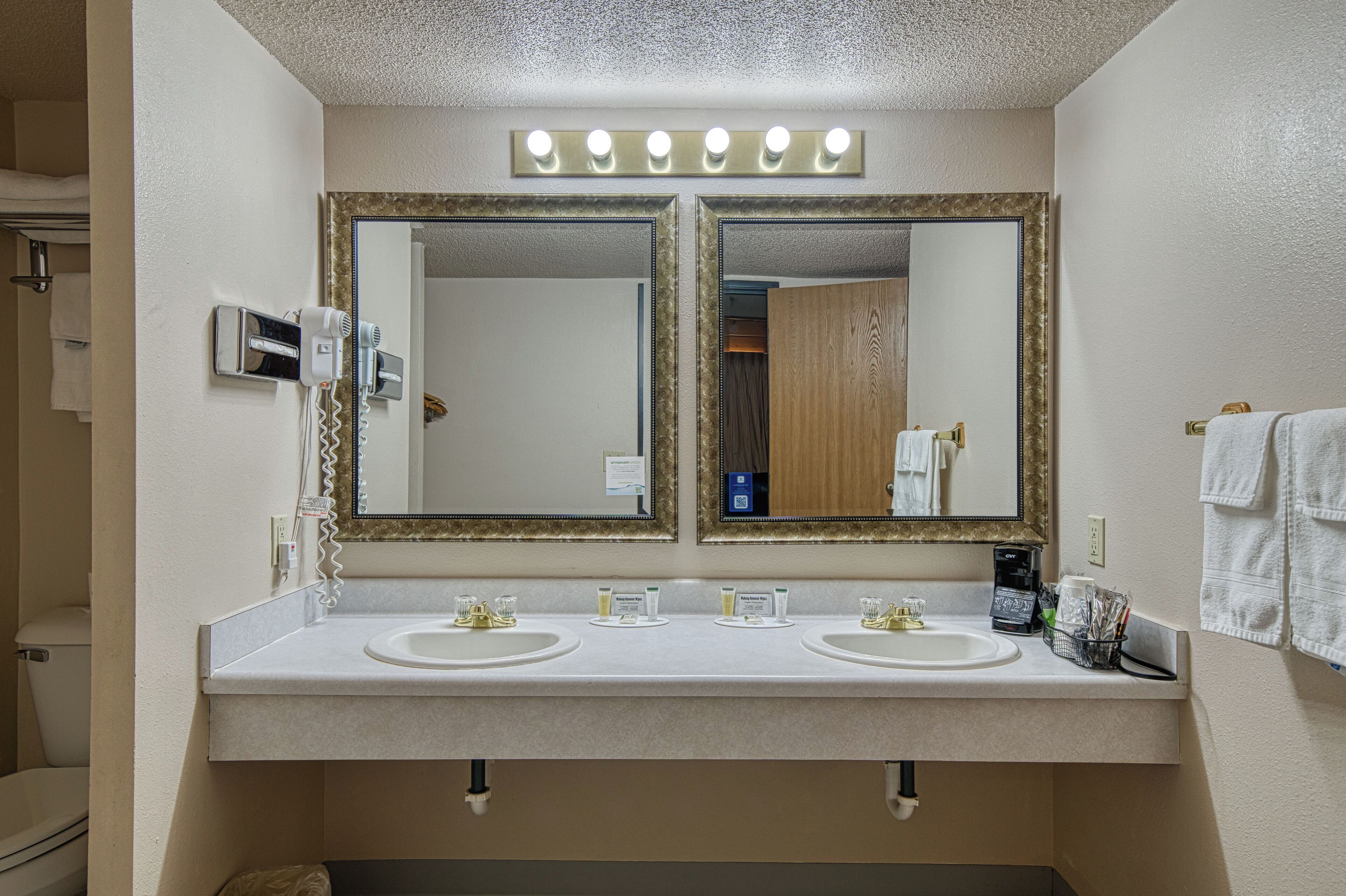 Suite - 1 kingsize-seng - boblebad | Badeværelse | Gratis toiletartikler, hårtørrer, håndklæder, Sæbe