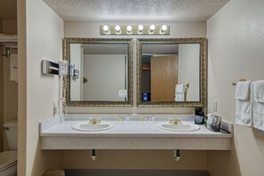 Suite, 1 cama King size, hidromasaje | Baño | Amenidades de baño gratuitas, secadora de cabello, toallas, jabón 