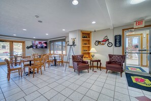 Lobby sitting area - Super 8 by Wyndham Sturgis (Sturgis)