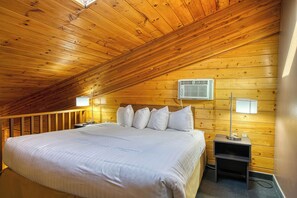 Suite, 1 Katil Raja (King), Hot Tub | Peralatan tempat tidur premium, meja, ruang kerja komputer riba 