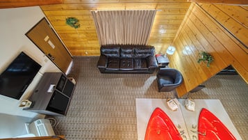 Suite, 1 King Bed, Hot Tub | Living area | 32-inch TV with cable channels