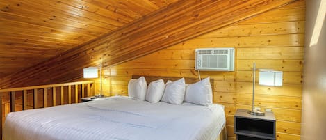 Suite, 1 King-Bett, Whirlpool | Hochwertige Bettwaren, Schreibtisch, laptopgeeigneter Arbeitsplatz