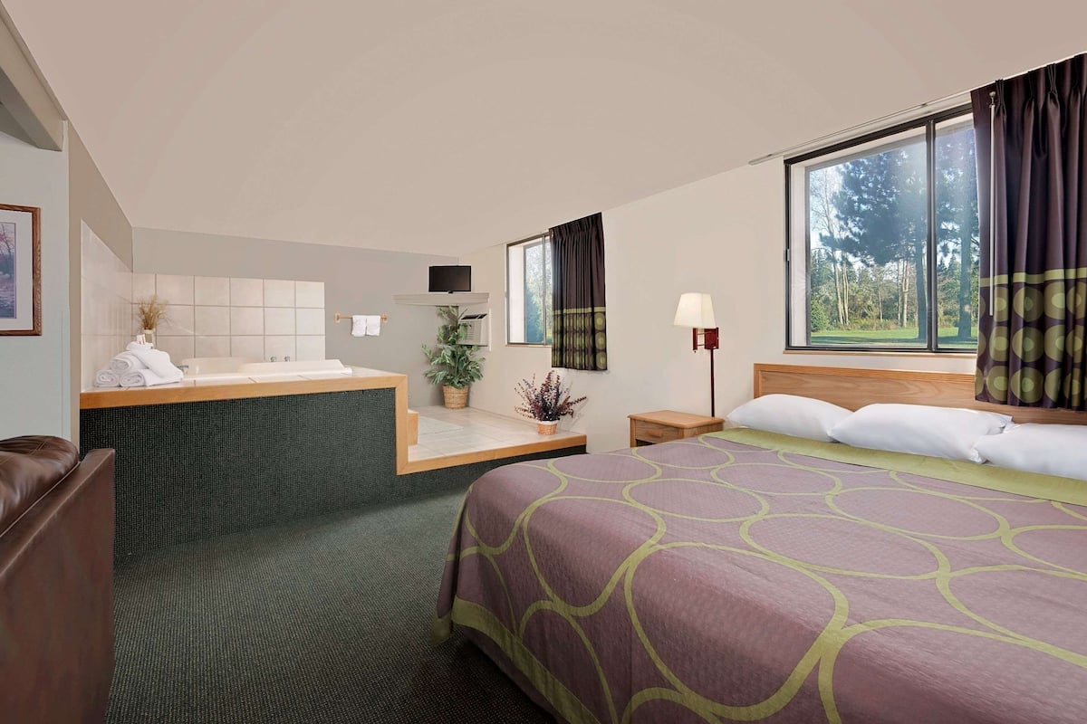 Studio Suite, 1 King Bed, Non Smoking, Pool View | Desk, blackout drapes, free WiFi, bed sheets
