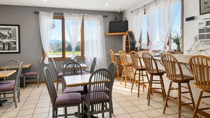 Breakfast area - FairBridge Inn & Suites Spearfish (Spearfish)