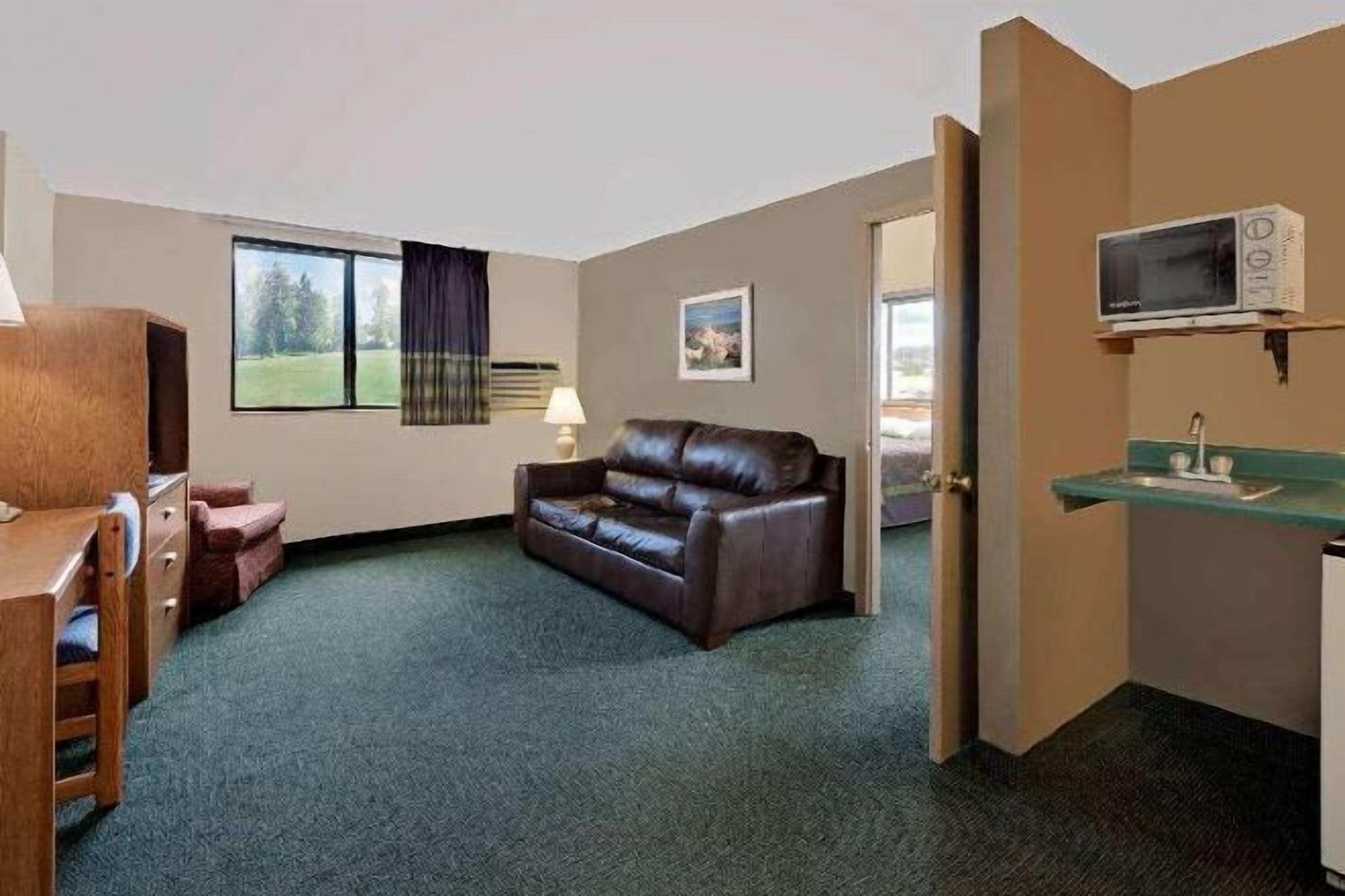 Área de sala de estar | Televisión de 60 pulgadas con canales por cable 