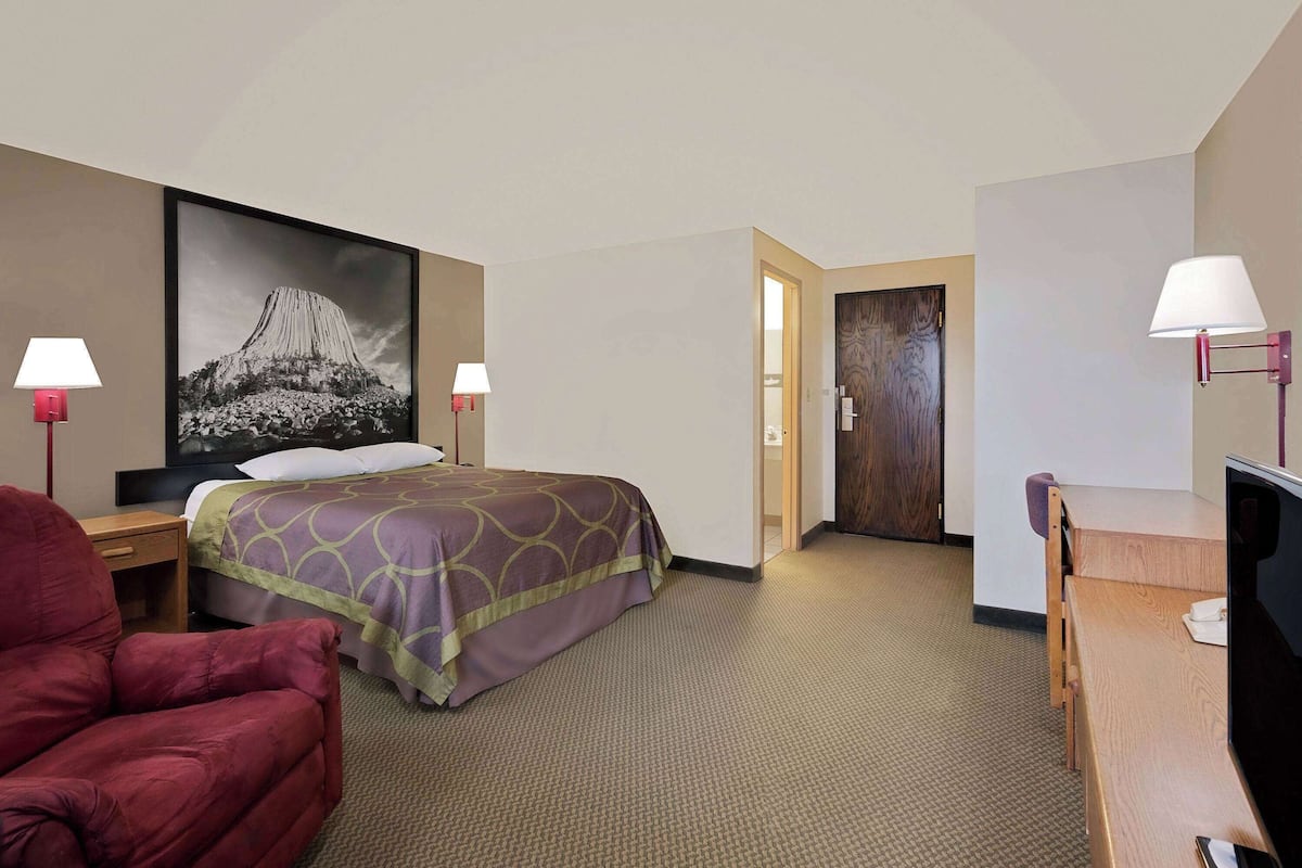 Standard Room, 1 Queen Bed | Desk, blackout drapes, free WiFi, bed sheets