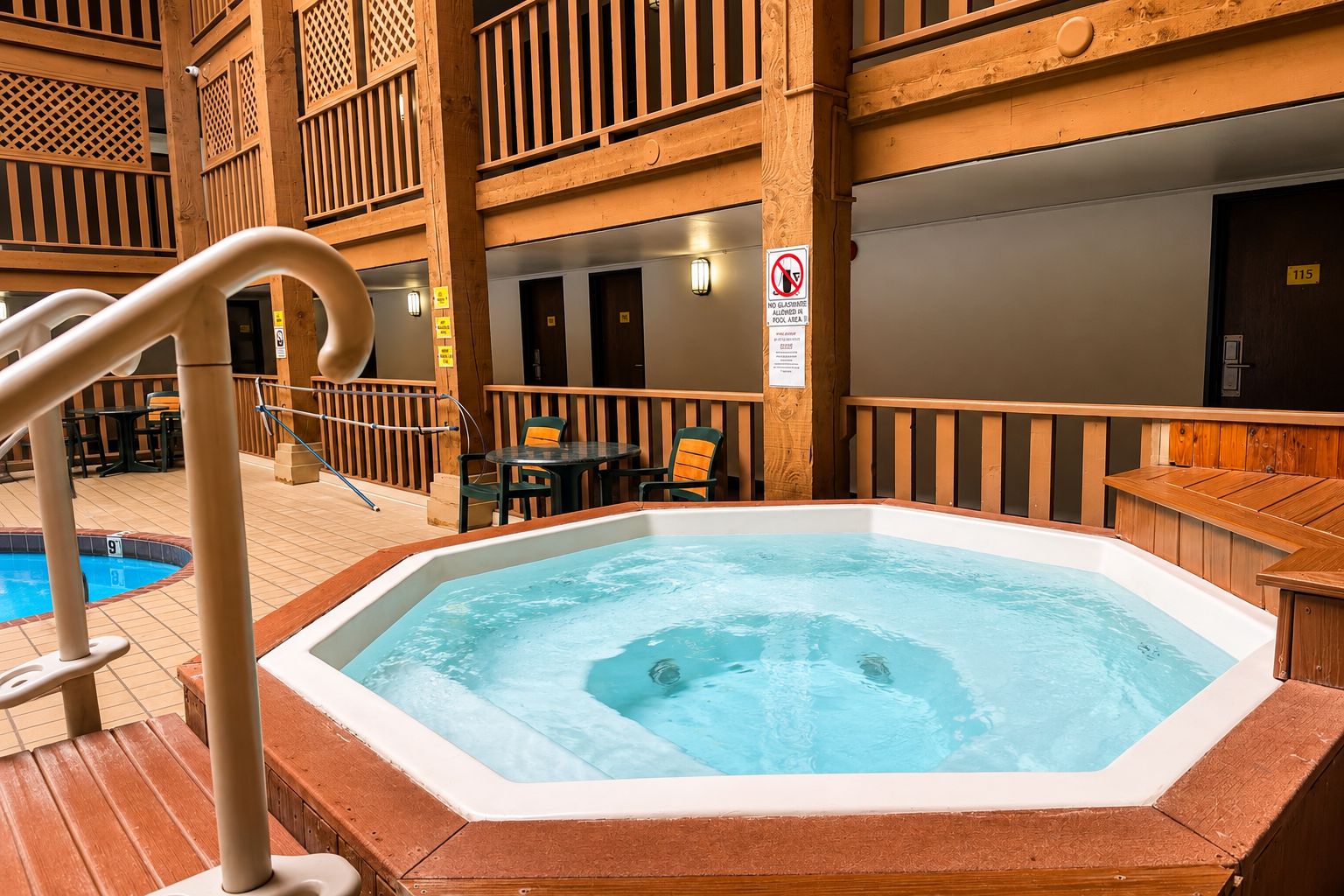 Un jacuzzi con cubierta de madera y zona de piscina.