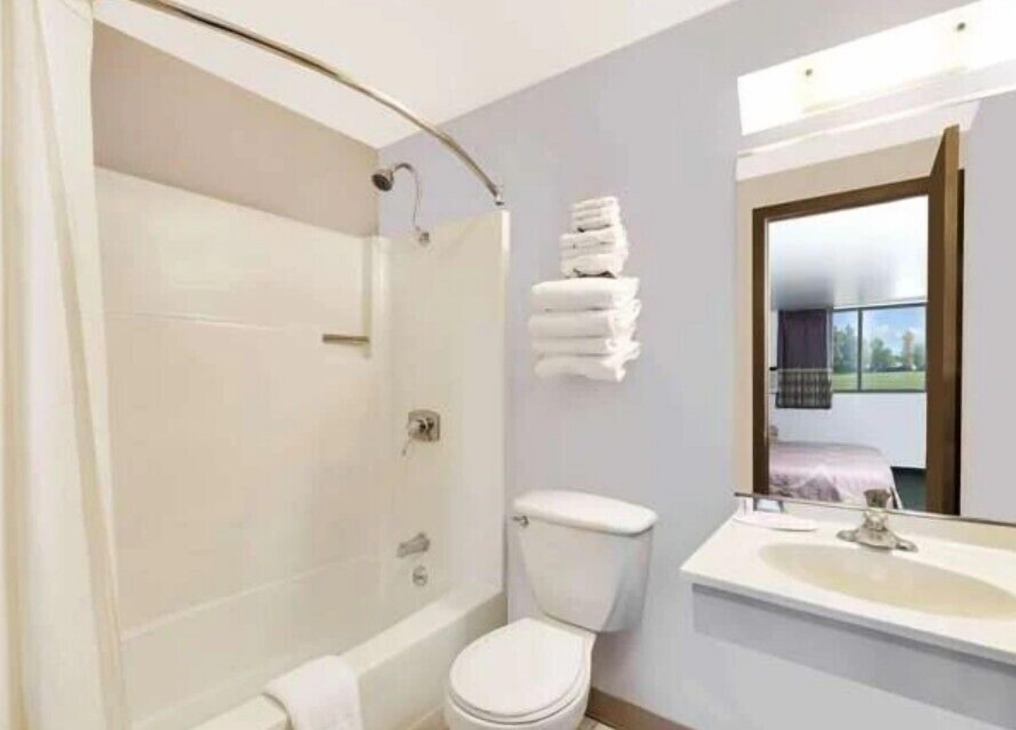 Combined shower/bathtub, free toiletries, hair dryer, towels