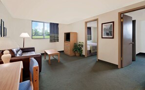 Suite estudio, 2 camas Queen size, para no fumadores | Escritorio, cortinas blackout, wifi gratis y ropa de cama 