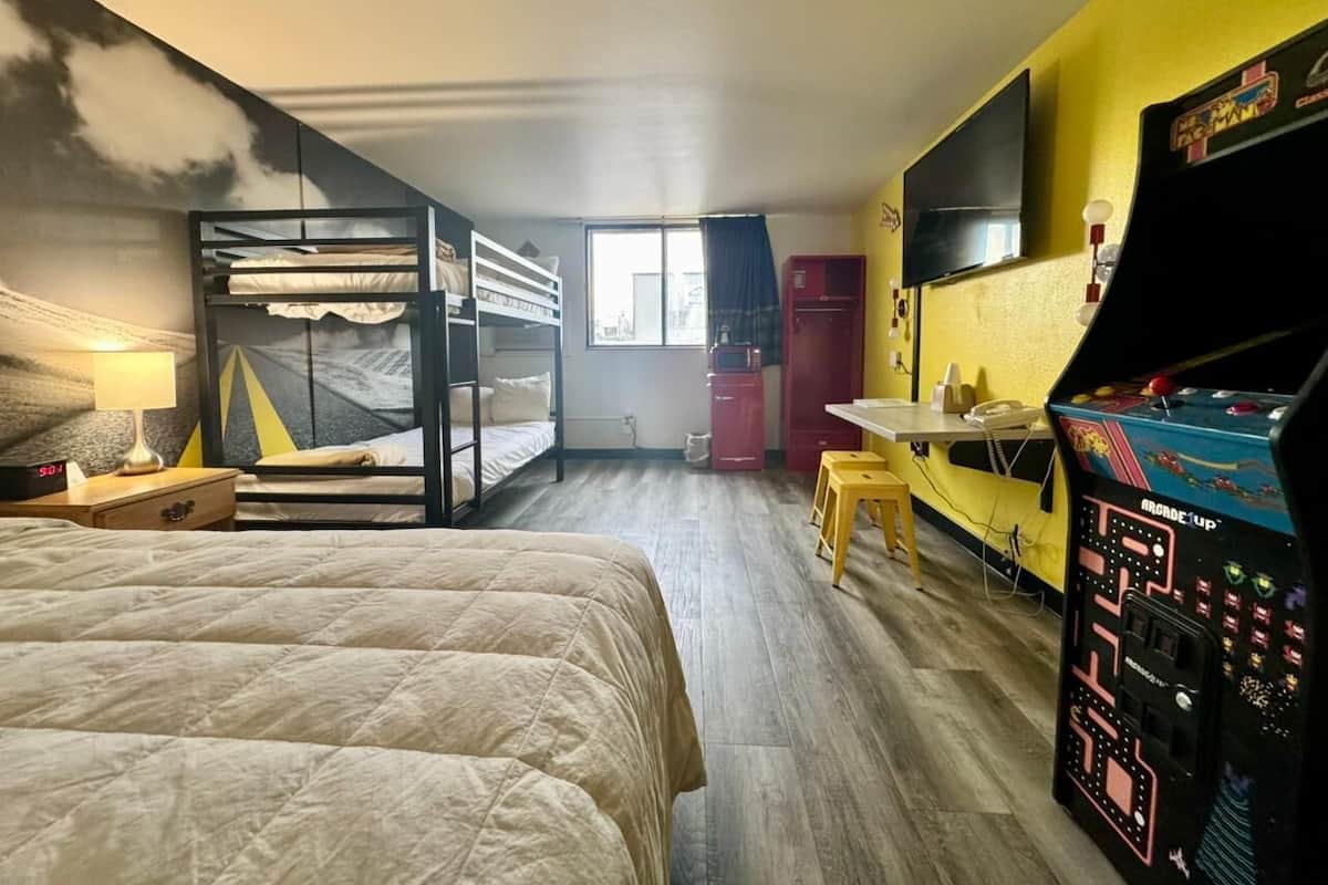 Habitación exclusiva, varias camas, para no fumadores | Escritorio, cortinas blackout, wifi gratis y ropa de cama
