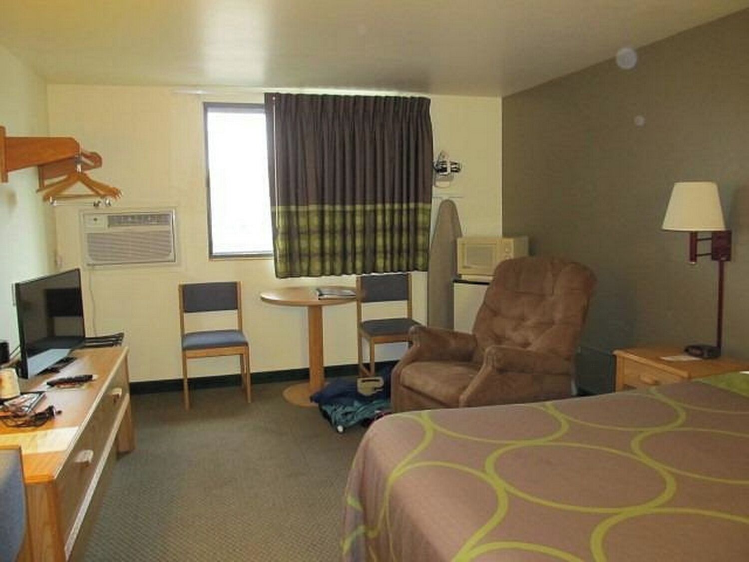 Standard Room, 1 Queen Bed, Pets allowed | Desk, blackout curtains, free WiFi, bed sheets