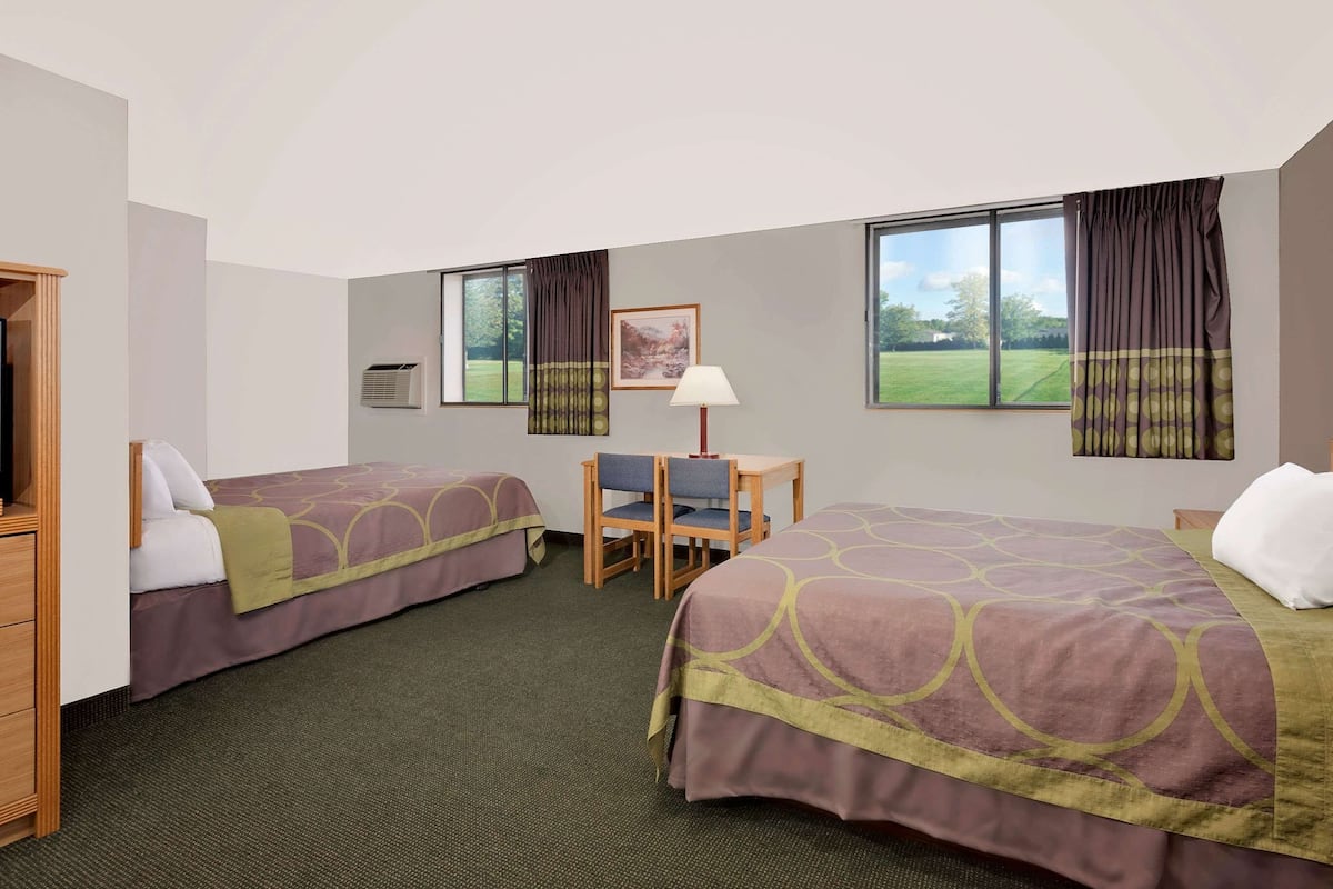 Desk, blackout drapes, free WiFi, bed sheets