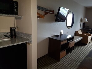 Standard Room, 1 King Bed | Living area | Flat-screen TV