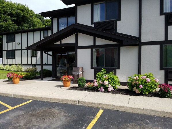 Property entrance - Auburn Inn (Auburn)