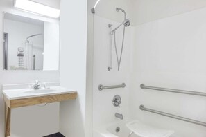 Room, 1 Queen Bed, Bathtub Grab Bars (Accessible) | Bathroom | Combined shower/tub, towels - Auburn Inn (Auburn)