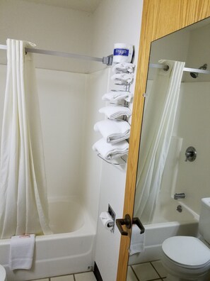 Room, 2 Double Beds, Non Smoking | Bathroom | Combined shower/tub, towels - Auburn Inn (Auburn)