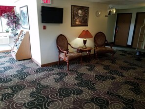Lobby sitting area - Auburn Inn (Auburn)