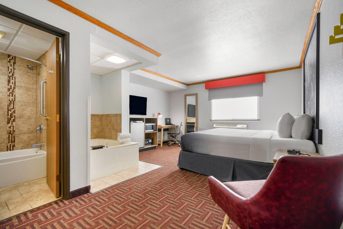 Deluxe Room, 1 King Bed, Non Smoking | In-room safe, desk, iron/ironing board, free cribs/infant beds