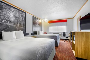 Habitación, 2 camas Queen size, para no fumadores | Caja de seguridad en la habitación y escritorio 