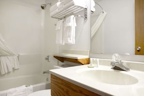 Combined shower/tub, free toiletries, hair dryer, towels