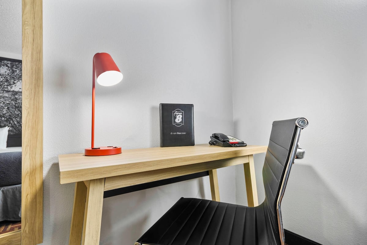 Coffres-forts dans les chambres, bureau, fer et planche à repasser