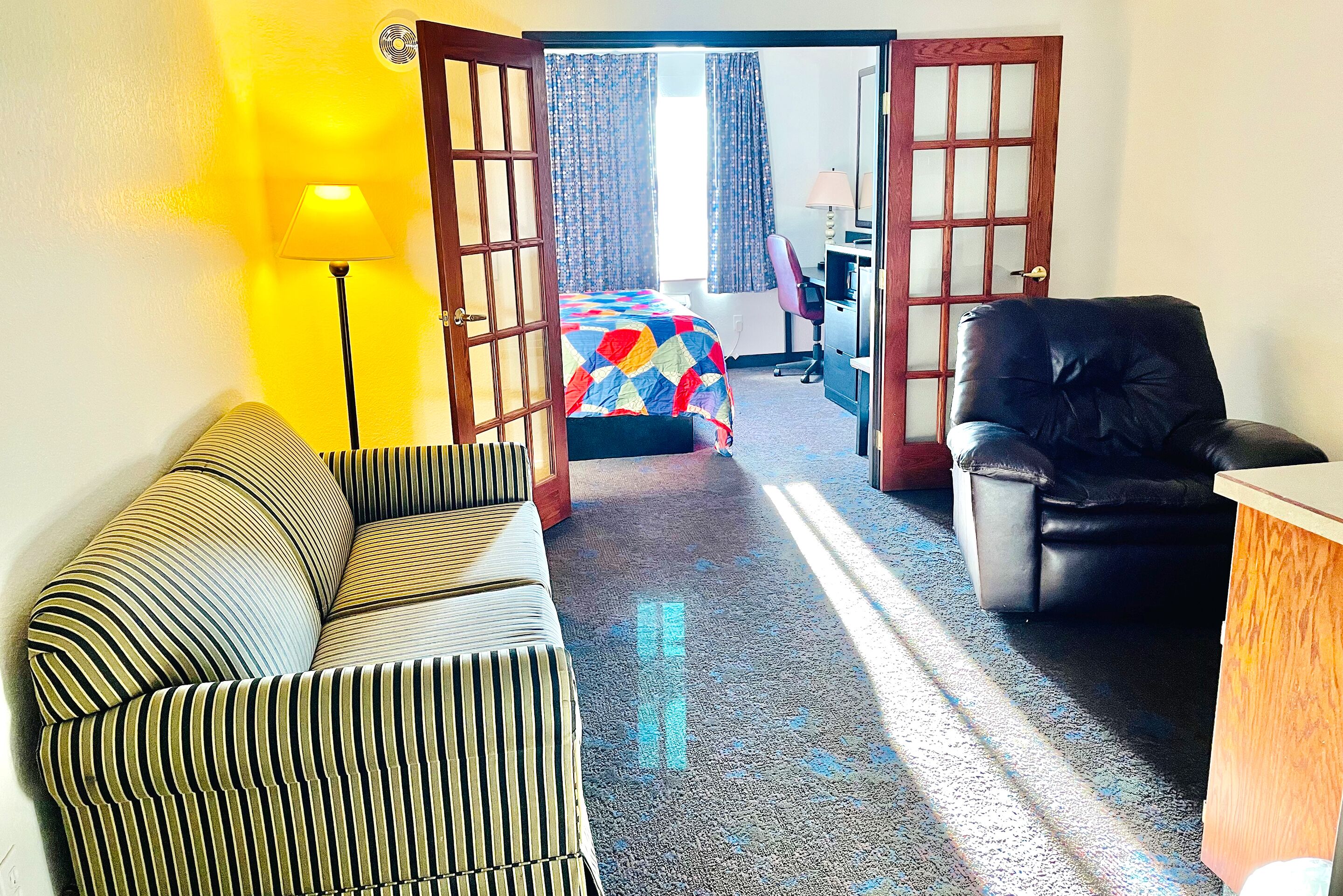 1 King Family Suite Non-Smoking | Seprai katun Mesir, seprai premium, dan meja kerja