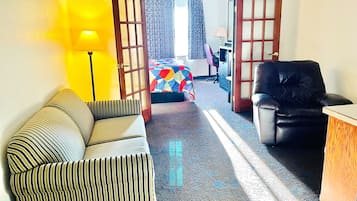 1 King Family Suite Non-Smoking | Seprai katun Mesir, seprai premium, dan meja kerja