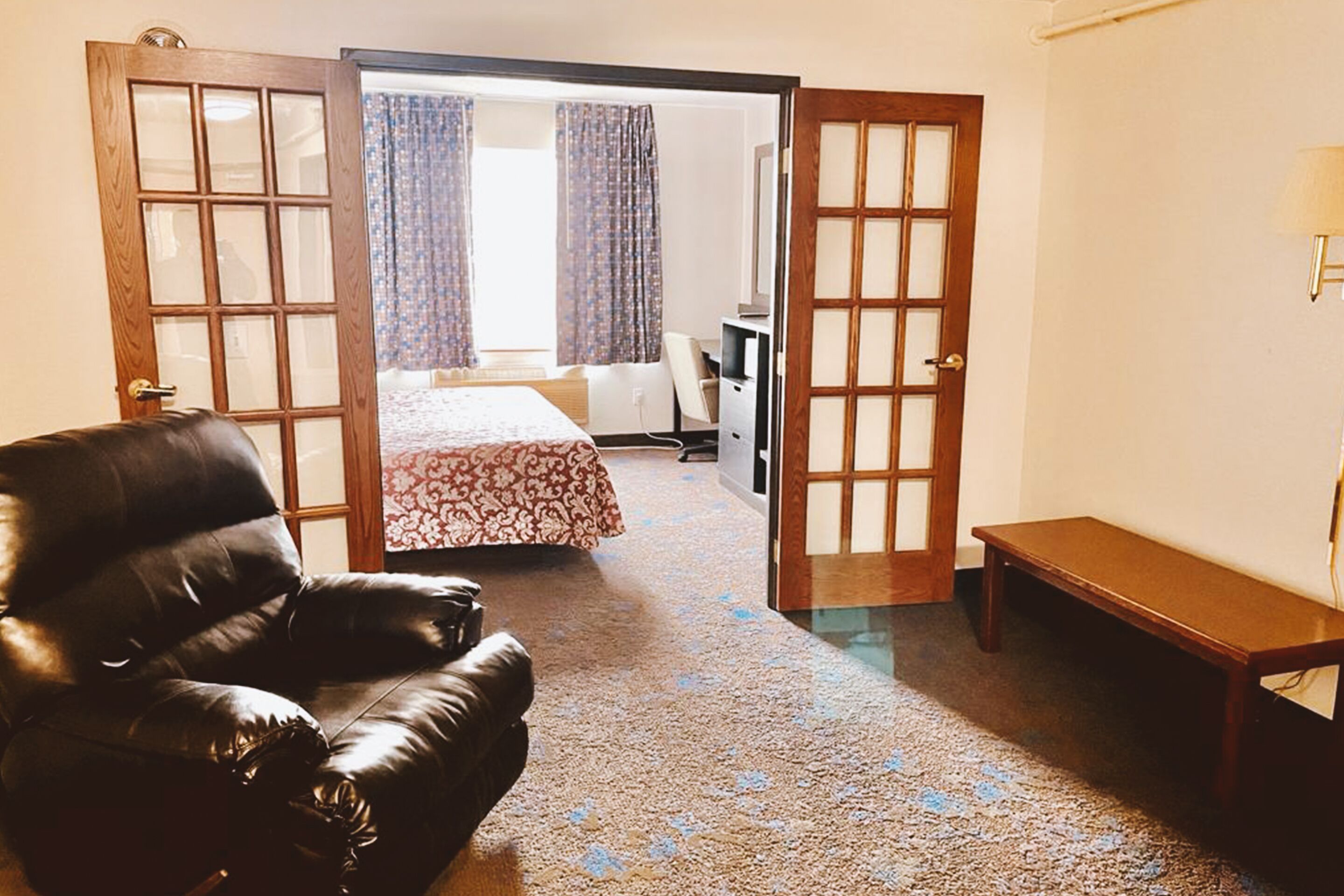 1 King Suite With Living Room Non-Smoking | Seprai katun Mesir, seprai premium, dan meja kerja