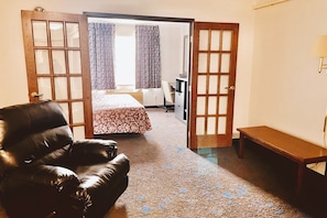 1 King Suite With Living Room Non-Smoking