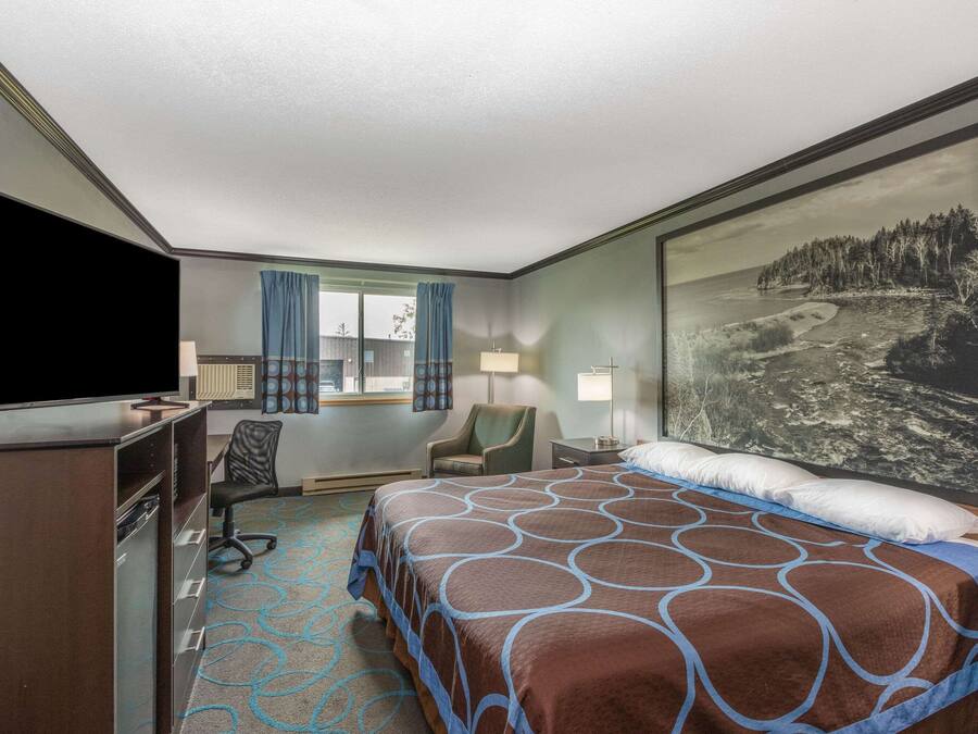 Desk, free cribs/infant beds, rollaway beds, free WiFi
