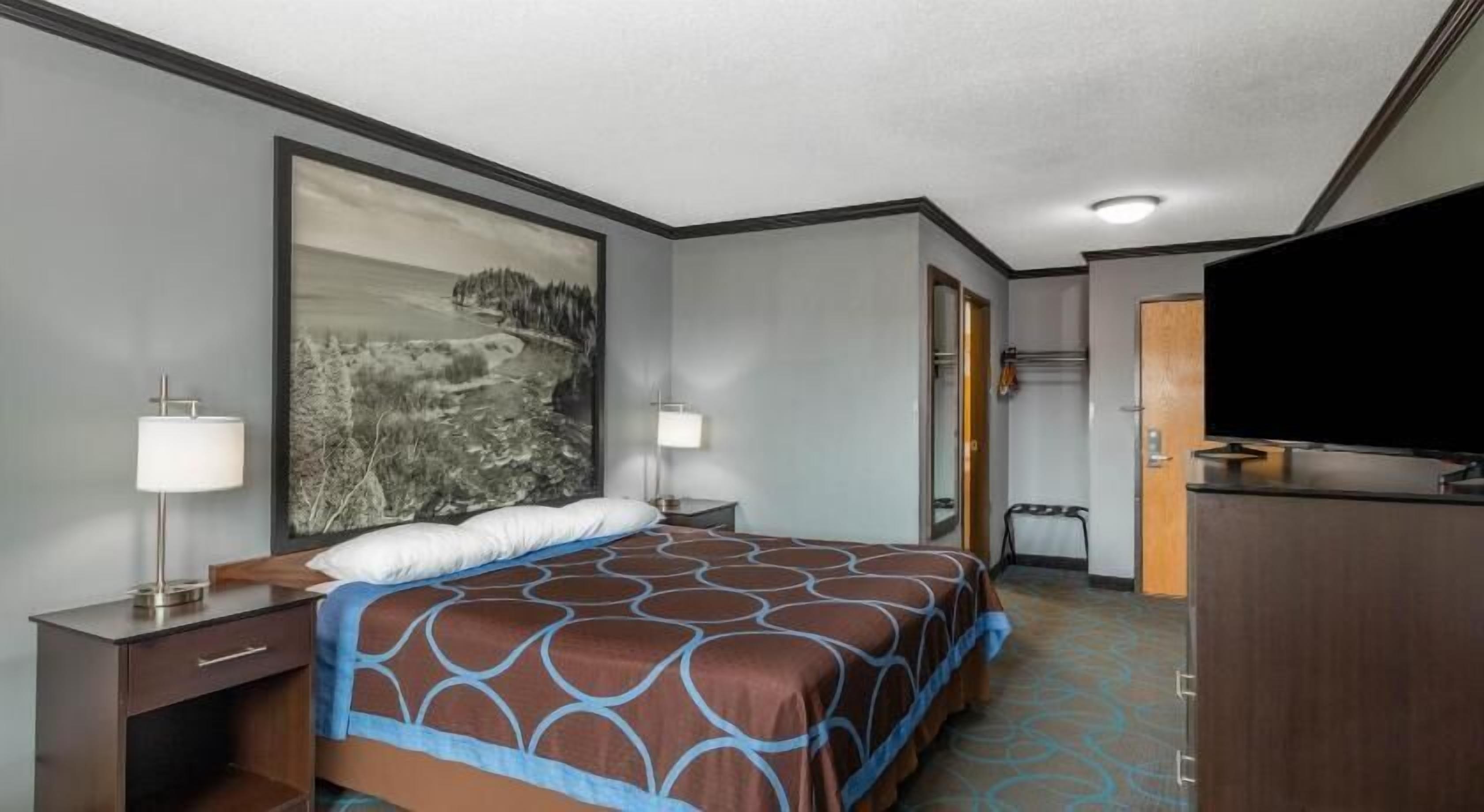 Desk, free cribs/infant beds, rollaway beds, free WiFi