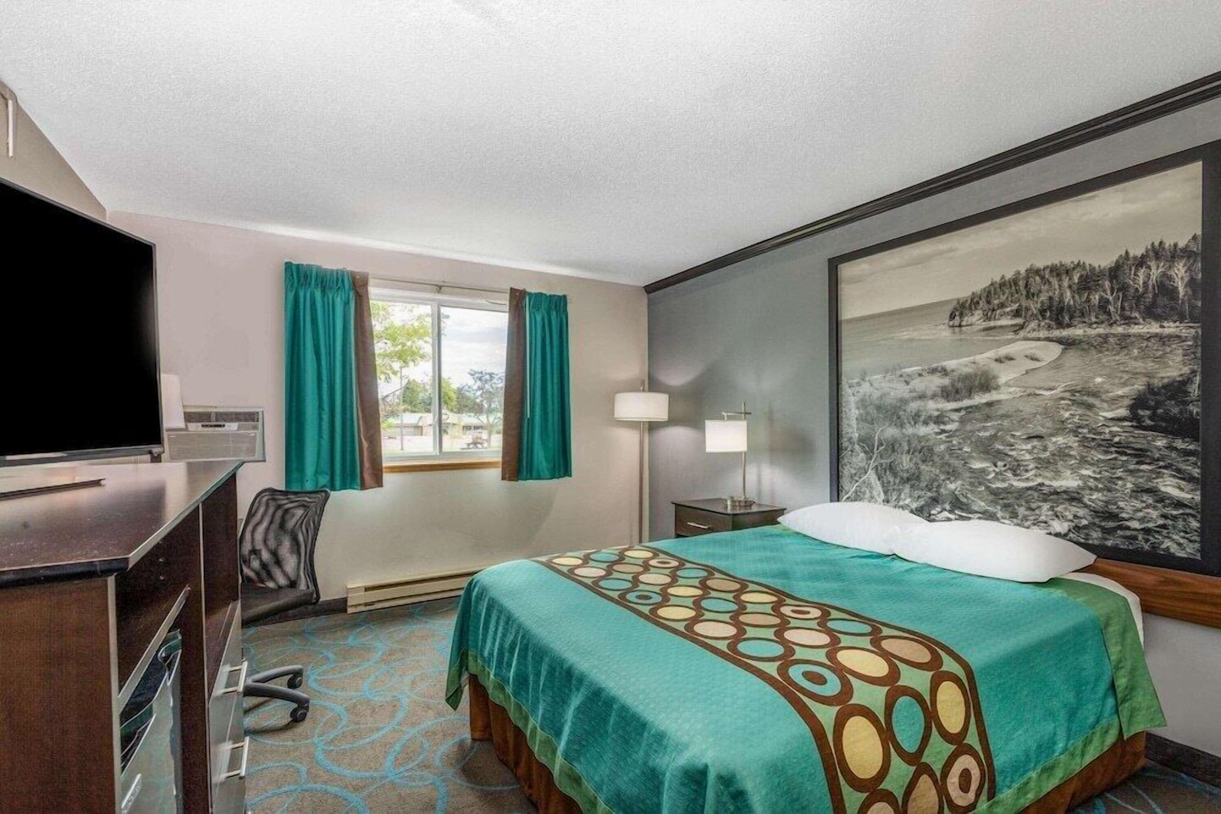 Desk, free cribs/infant beds, rollaway beds, free WiFi