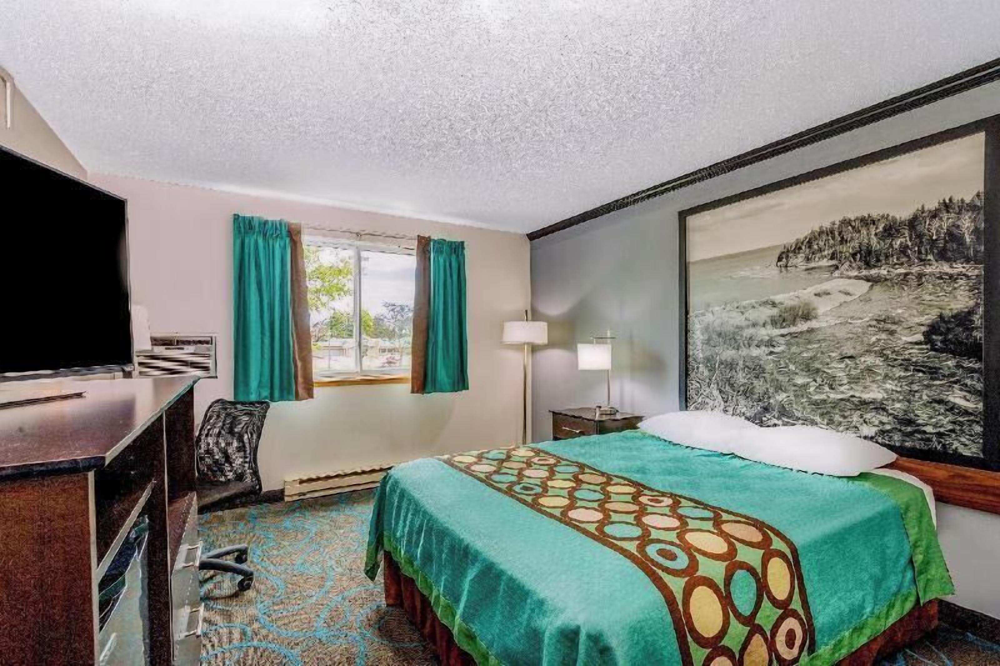 Desk, free cribs/infant beds, rollaway beds, free WiFi