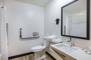 Room, 1 Queen Bed, Accessible, Non Smoking | Accessible bathroom - Super 8 by Wyndham Duluth (Duluth)