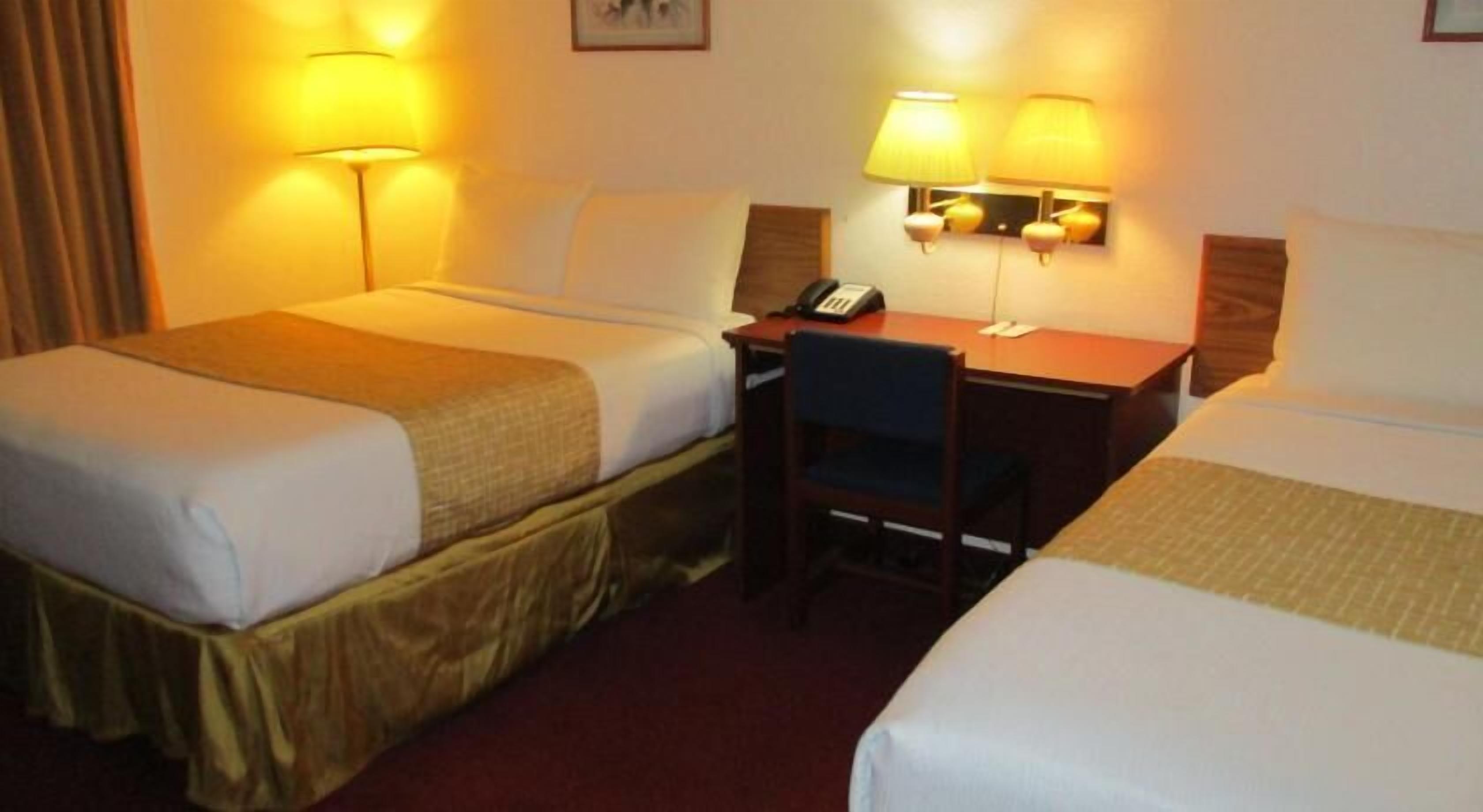 Bureau, lits bébé (gratuits), lits pliants/supplémentaires