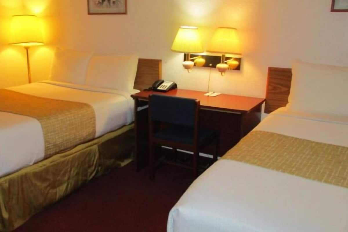 Bureau, lits bébé (gratuits), lits pliants/supplémentaires