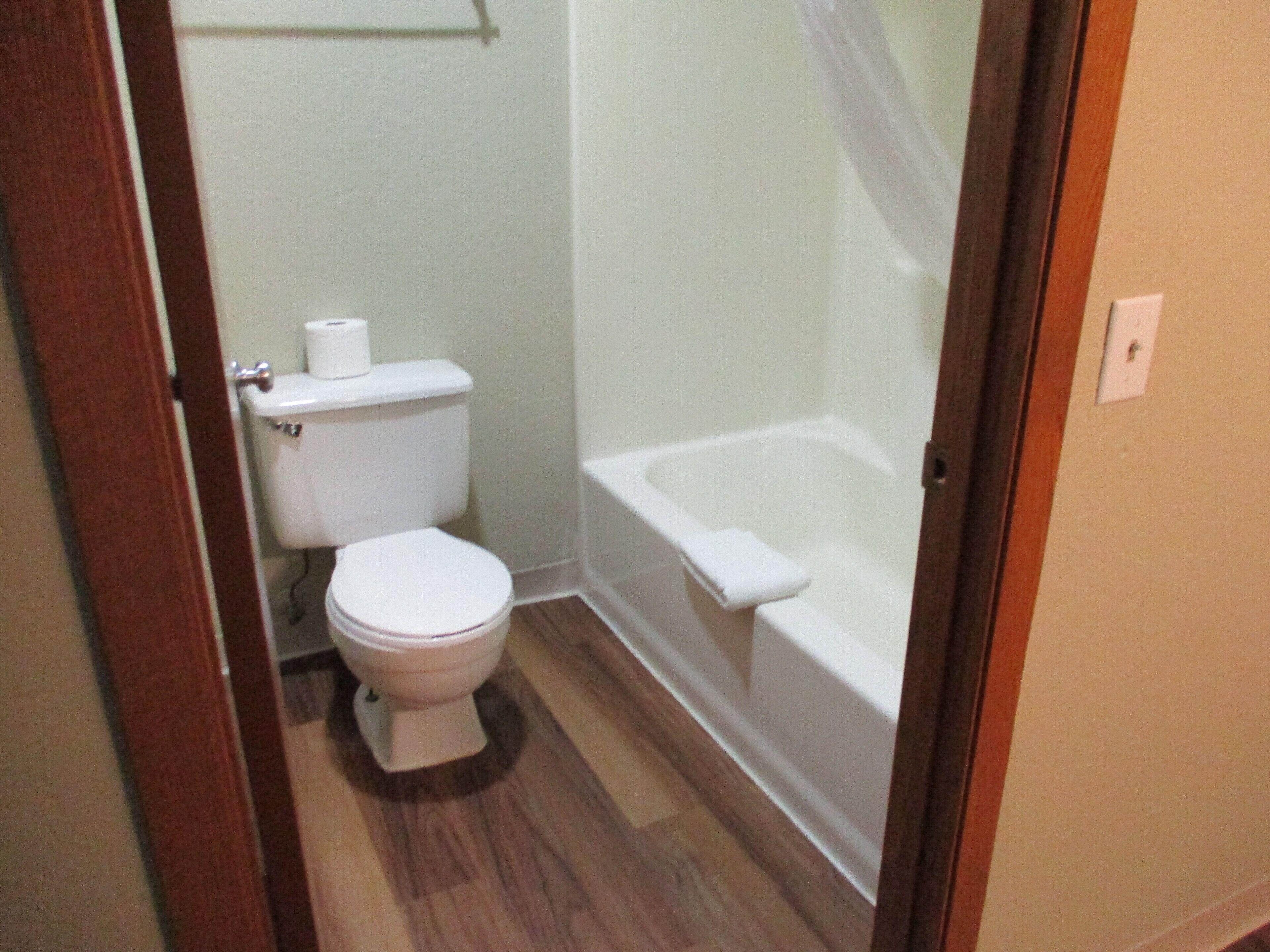 Ein Badezimmer mit Toilette, Badewanne und Duschvorhang.