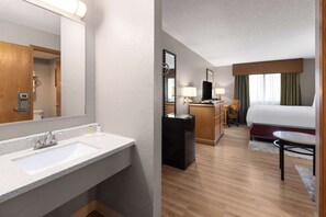 Desk, free cribs/infant beds, rollaway beds, free WiFi