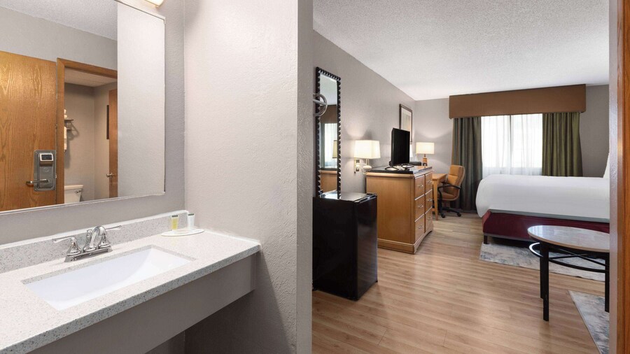 Travelodge by Wyndham Redwood Falls