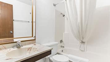 Bañera con ducha, artículos de tocador gratuitos, secador de pelo