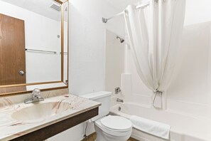 Ensemble baignoire-douche, articles de toilette (gratuits)