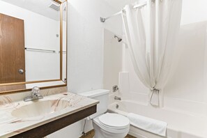 Combined shower/bathtub, free toiletries, hair dryer, towels