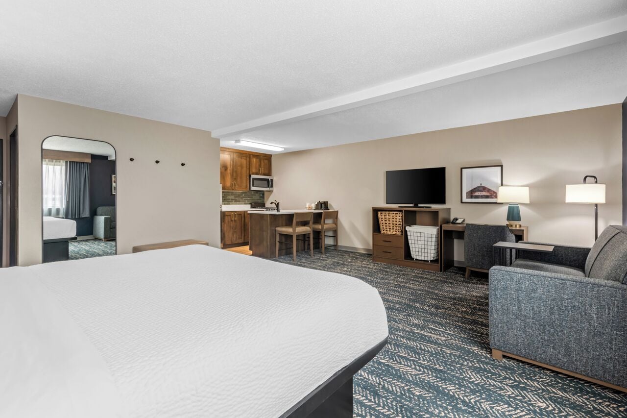 Room, 1 King Bed, Non Smoking (Efficiency) | Hypo-allergenic bedding, in-room safe, desk, blackout drapes
