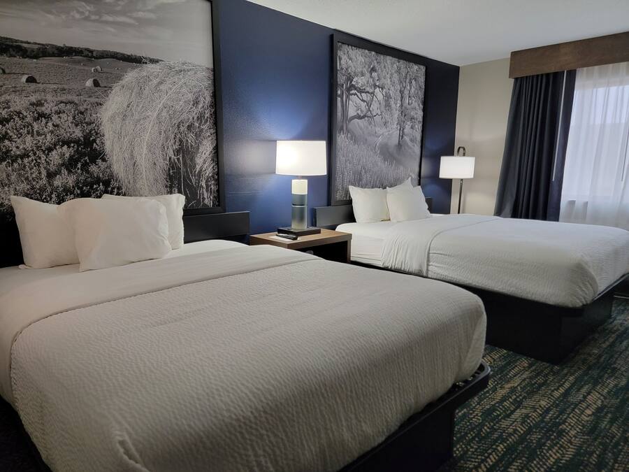 Roupas de cama antialérgicas, cofres nos quartos, escrivaninha