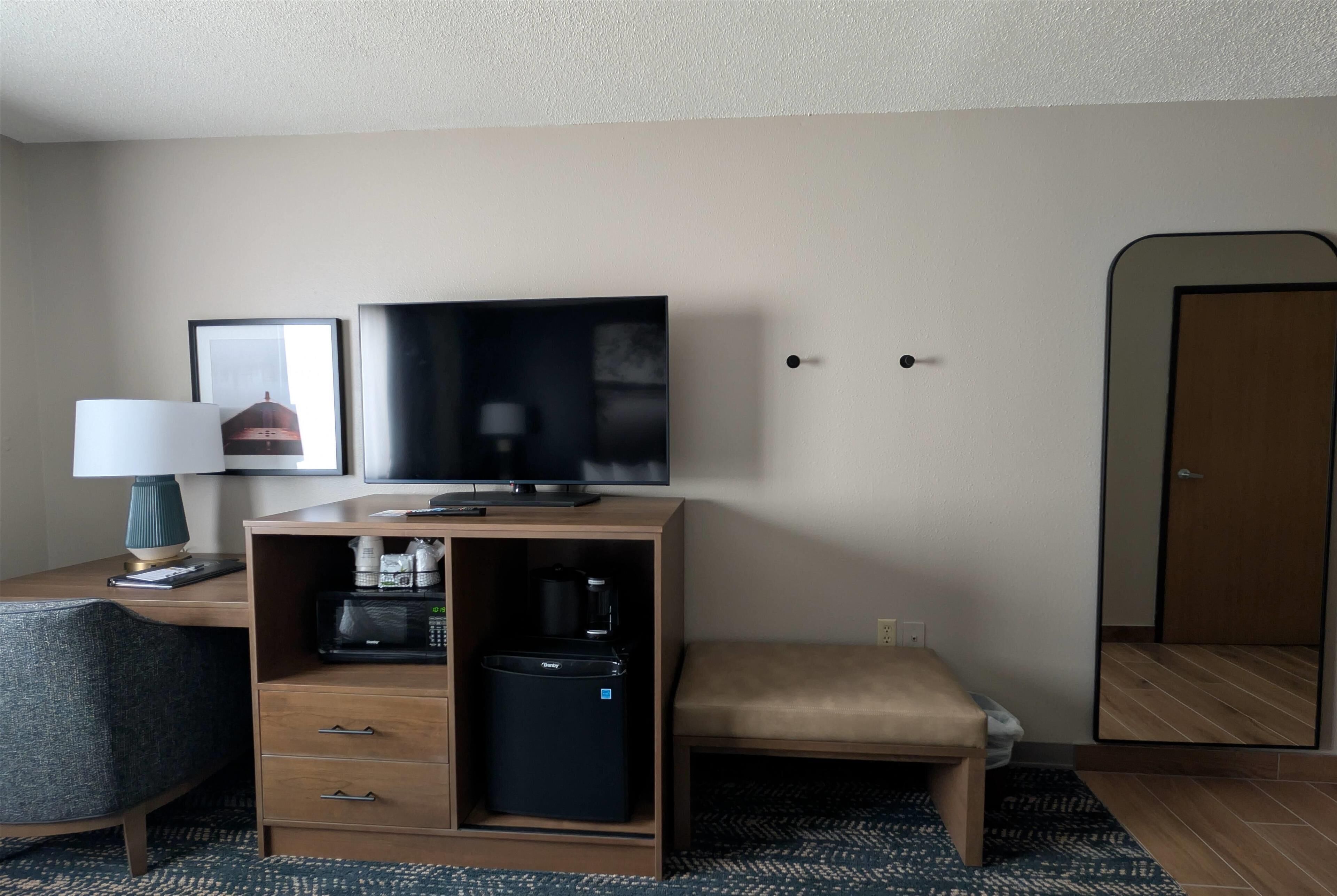 Room, 1 King Bed, Non Smoking (Bathtub w/ Grab Bars) | Hypo-allergenic bedding, in-room safe, desk, blackout drapes